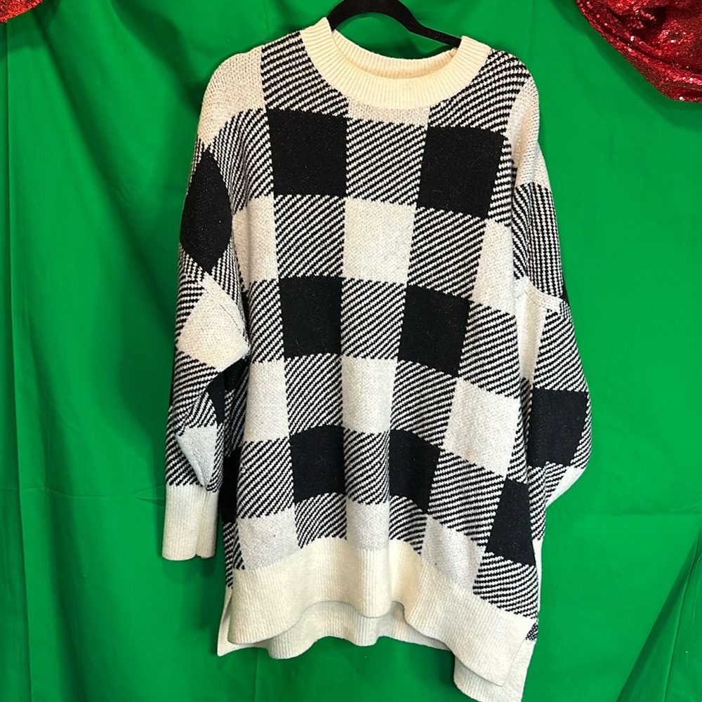 Abercrombie & Fitch Black and white sweater